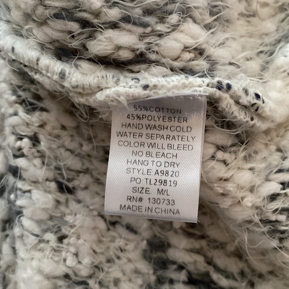 Umgee sweater fuzzy feel wide neck elbow length sleeves fringed Sz medium/large - Picture 7 of 7